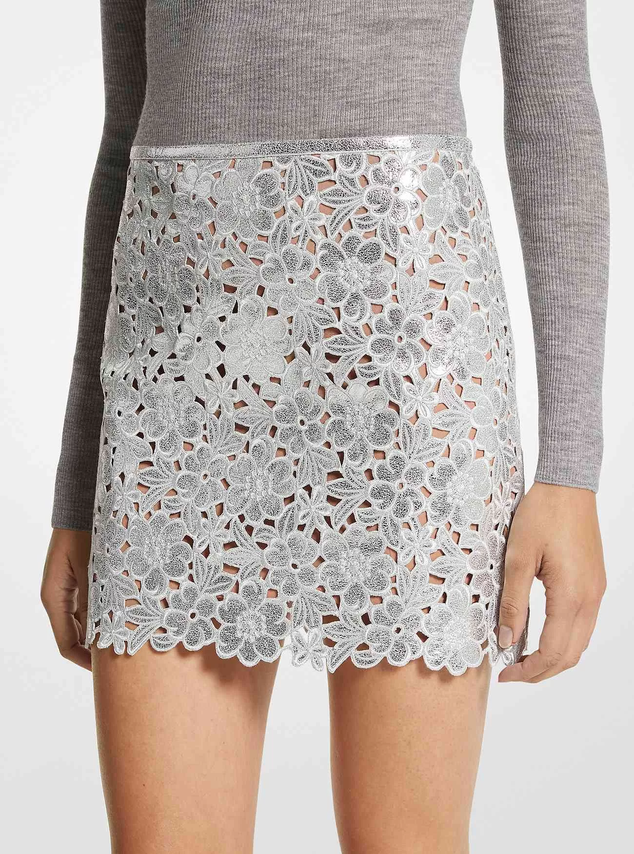 Blommig metallisk minikjol i mocka