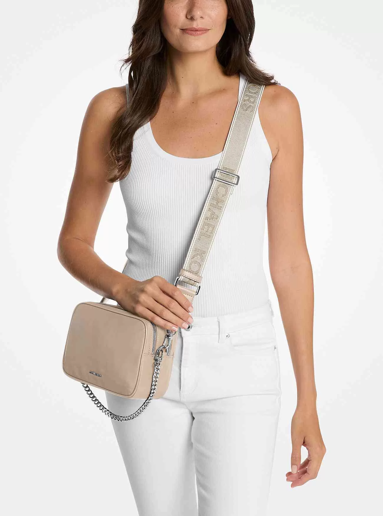 Bryant Medium Nylon Crossbody-väska Bryant Medium Nylon Crossbody-väska