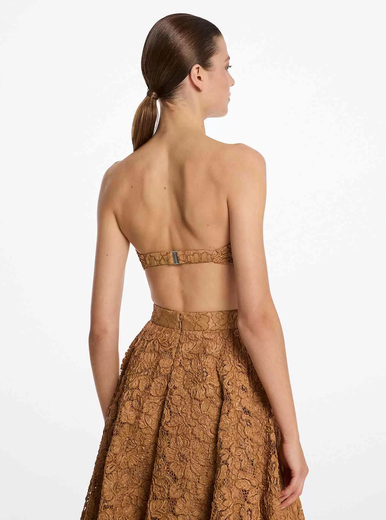 Handbroderad bandeau-topp i spets med blommor