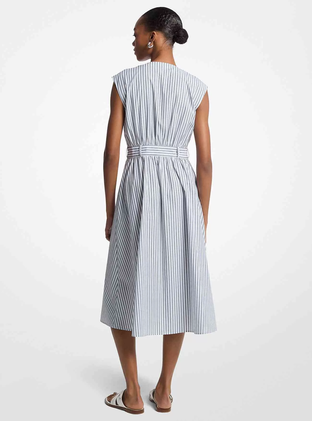 Randig bomullspoplin midiklänning med bälte